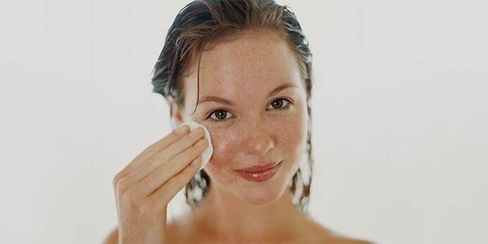Apply oil to facial skin to rejuvenate